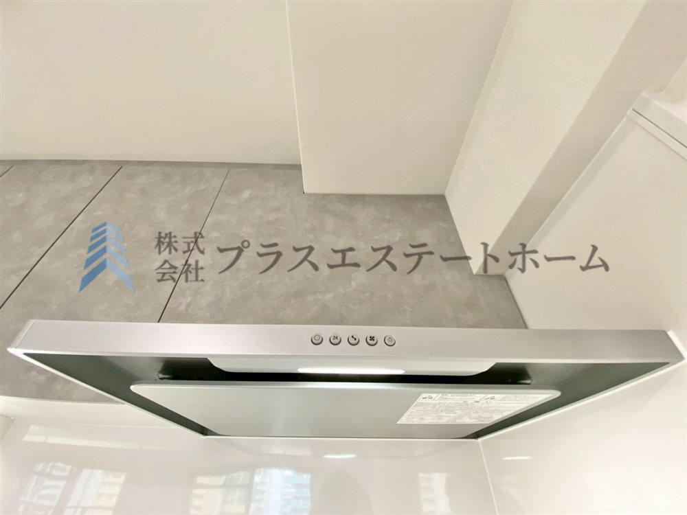 【弊社施工事例】圧迫感を与えないスリムなデザインが魅力のレンジフードです♪お手入れしやすい形状です♪