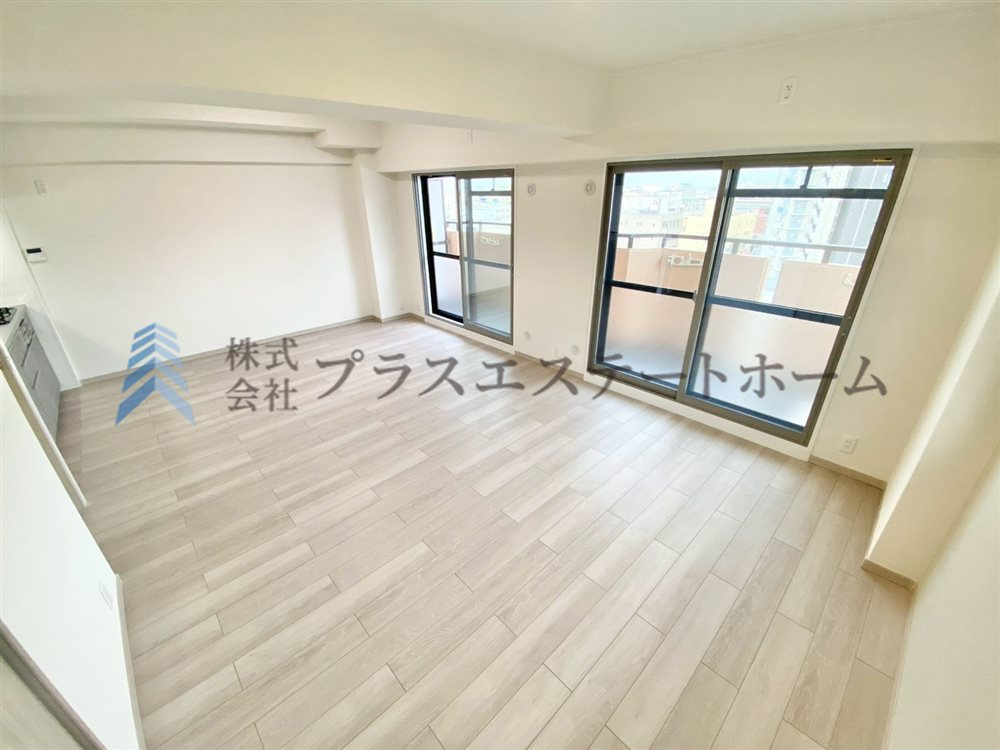 【弊社施工事例】バルコニーから光が差し込むリビングです♪暖かい空間で家族団らんをお楽しみください♪