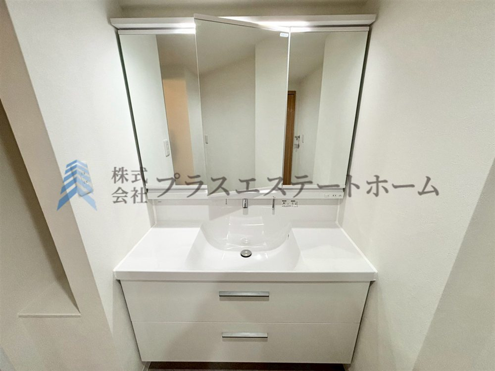 【弊社施工事例】身支度やお風呂上がり、寝る前の準備などの際に嬉しい大きな鏡付きです♪