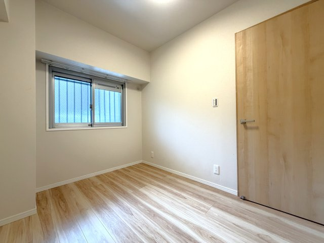 北西側の洋室。リビングから離れたお部屋は、静かに仕事をするのにもピッタリな空間です。
