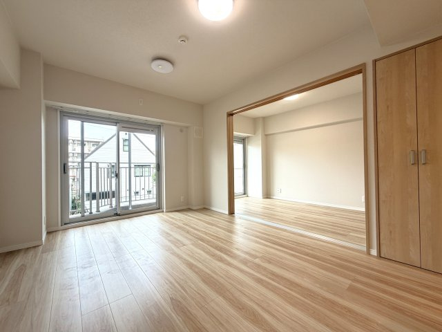 広々としたLDKは、隣接するお部屋の扉を開けて、さらに解放感ある空間に。