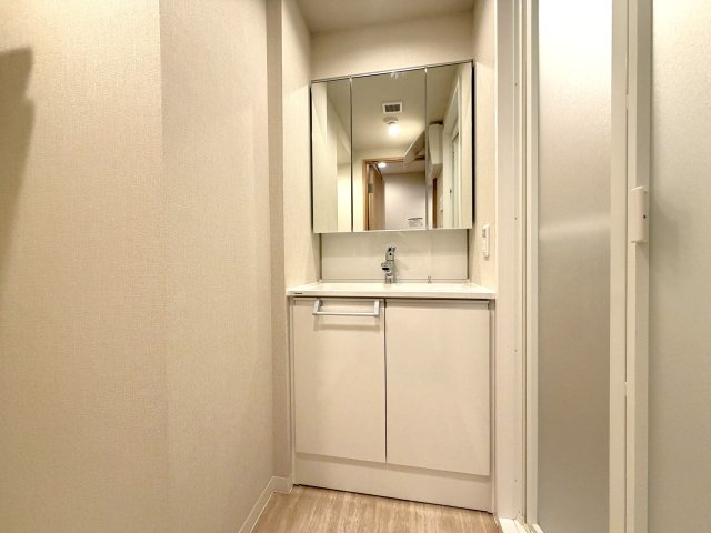 三面鏡付きの洗面台で朝の身支度もバッチリです。