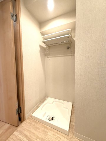 洗濯機置き場の上には可動式の棚もあり、タオルやストックもたっぷり収納出来ます。