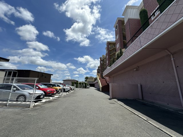 前面エリアもスペースを広く取ってあり、駐車しやすそうな、駐車場です。