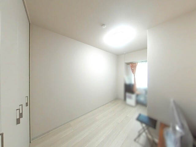 明るい自然光が差し込むシンプルで使いやすい洋室。
