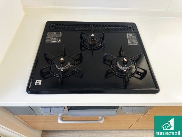 ダブル高火力Ｓｉセンサー付きコンロ！3口あるので、まとめて料理をする時も大活躍！