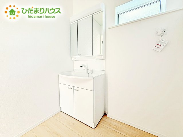 正面だけでなく、左右も確認できる三面鏡は、身だしなみを整えやすいです！