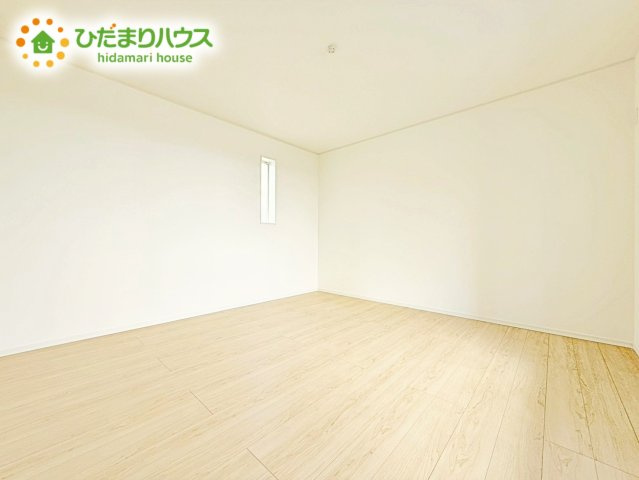 壁紙はシンプルで清潔なホワイトで統一しています。朝の光をたっぷり浴びながら一日をスタート！目覚めは明るくあたたかな場所で。