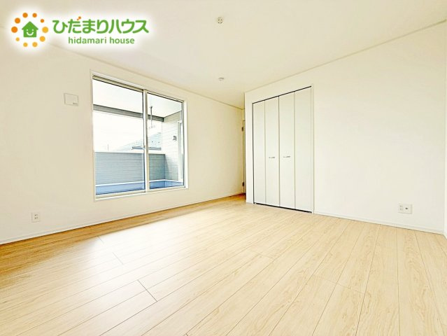 バルコニーに面していて、たっぷり光りの入る明るい主寝室です！
