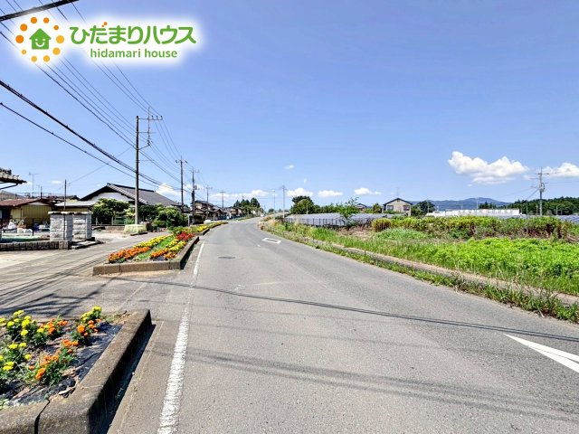 閑静な住宅地なので、幹線道路や大通りに面していないので大型車が通ることが少なく静かです。