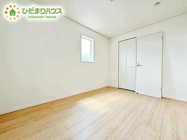 明るい洋室。たっぷり収納があるから、お部屋をいつもすっきりキープ。ナチュラルテイストのインテリアがお好きな方におすすめです。