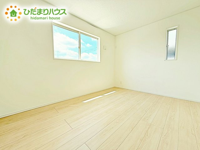 明るい日差しが降り注ぐお部屋に、居心地の良さを感じさせるコーディネート。家具やカーテンでお気に入りのお部屋に♪