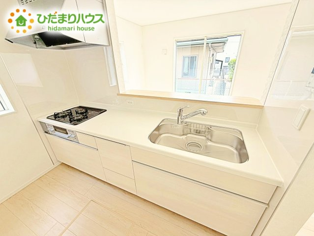 家族でのコミュニケーションがとれる対面型システムキッチン。横一列にシンクとコンロをまとめたシンプルな形です。動きやすさとスタイリッシュなデザインが魅力。