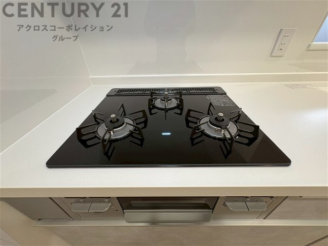多数の調理器具を同時に使用でき、料理の効率化が可能。省エネで節約になり、様々な料理スタイルに適応できます。また、火力調整が独立しており、手入れや掃除もしやすく、今よりもっとお料理が楽しくなるかも。