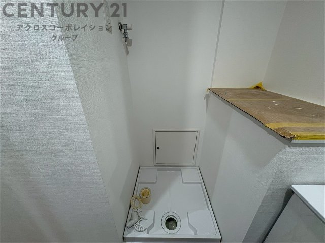 洗濯物の仕分け作業がしやすく、整理整頓が容易になります。洗濯音や湿気を他の部屋に持ち込まず、生活環境を快適に保ちます。上部を活用すれば収納スペースを確保でき洗剤や洗濯用品の整理もしやすくなります。