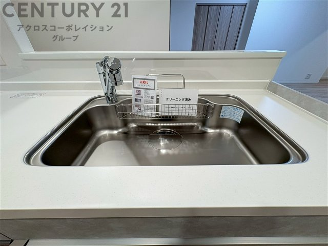 大きなシンクでお鍋などの大きな調理器具を洗う際にも便利です。