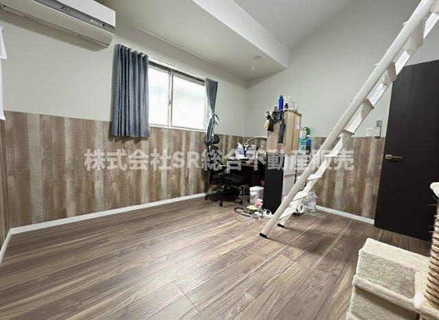 2F・洋室4.5帖。ロフトがあることで天井が高く開放感のあるお部屋です♪