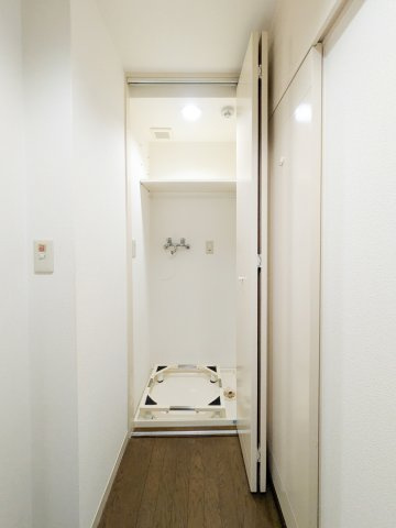 洗濯機置場　扉があり便利です