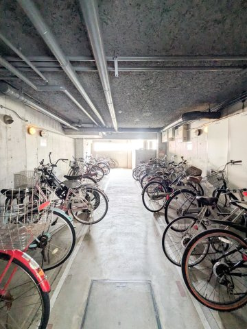 屋内がいいですね。