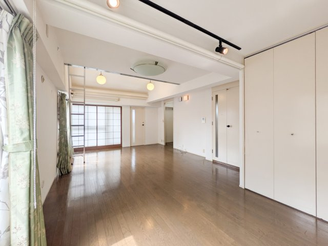 約15.9帖（キッチン別）のお洒落な空間です。