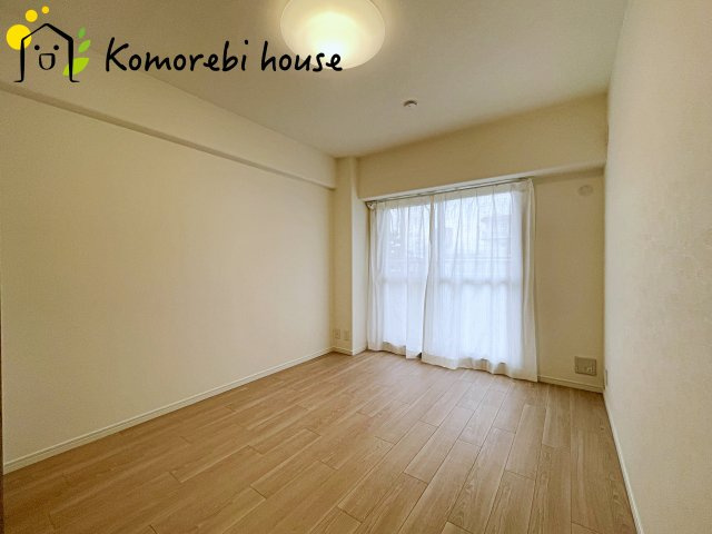 落ち着いて過ごせるお部屋なので、寝室にいかがでしょうか