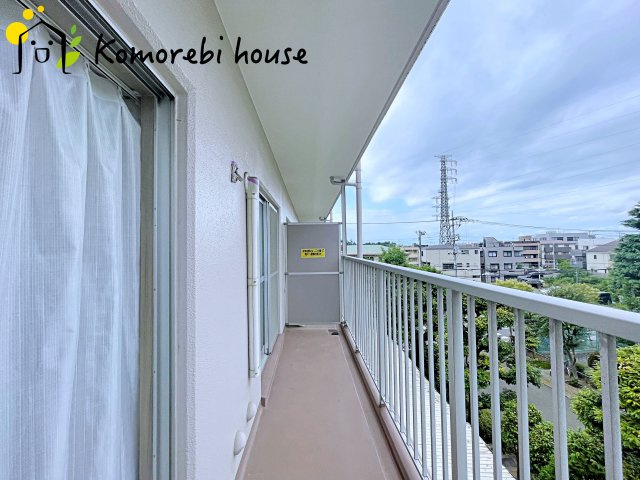 開放的で明るい空間を演出してくれるバルコニーです