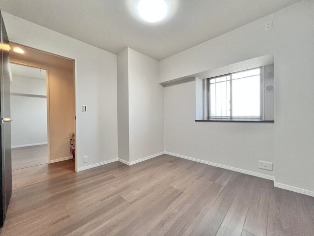 約5.5帖の洋室です。お子様のお部屋にいかがでしょうか♪