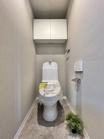 トイレも新品交換されております。収納棚があり便利です。