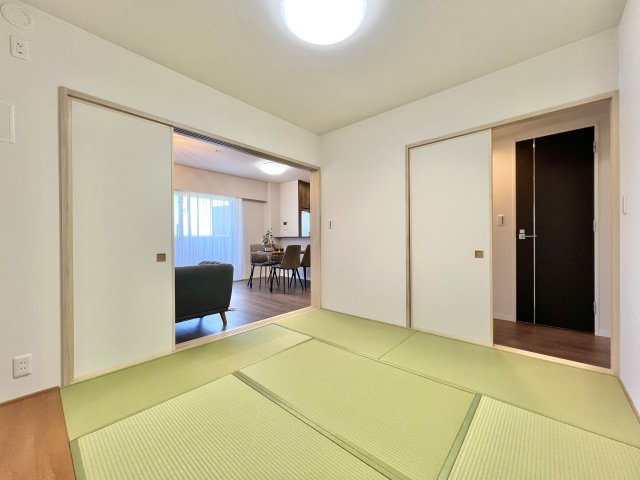 約5.5帖の和室は、畳を張替えしております、押入れも備わっております。