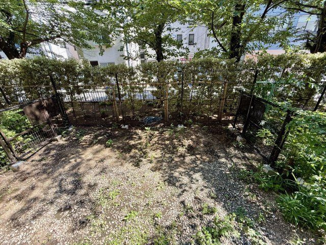 趣味を楽しむ場であり、家族団らんの場にもなる専用庭。ガーデニングや家庭菜園、プールや遊具を置いて子供の遊び場、テーブルやイスを設置し憩いのスペースなどメリットはたくさんあります♪