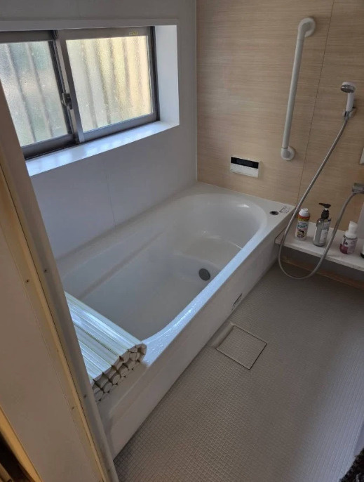 窓付きで明るく、手すりも備えた使いやすい浴室です。浴槽がしっかりしていて、ファミリー向けです。
