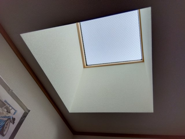 天窓があります。室内にやわらかな光が降り注ぎます。