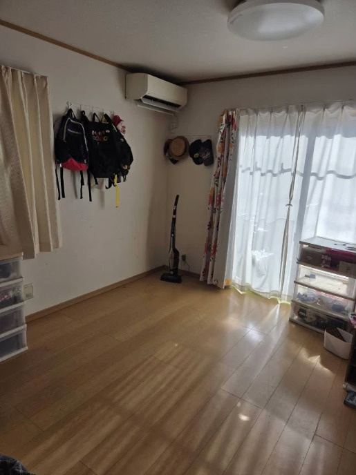 日当たりが良く、使い勝手の良い洋室です。掃き出し窓で採光・換気はバッチリです。