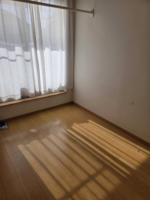 南向きの大きな窓から自然光がしっかり入る、明るく清潔感のあるお部屋です。