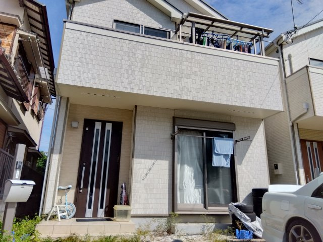 バルコニーの物干し場には屋根があります。急な雨でも安心ですね。
