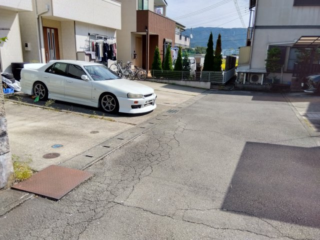 駐車場は並列で2台駐車可能です。南西側が道路に接しているので陽当たり良好です。