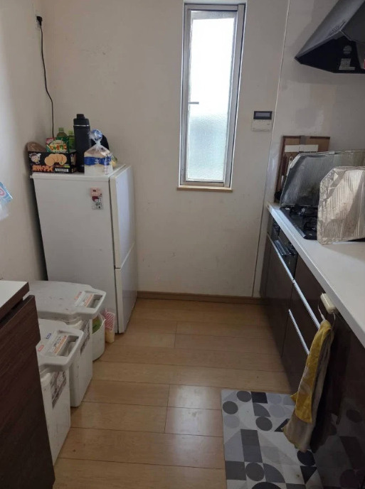 キッチン横に窓があり明るく開放的です。カウンターキッチンなので会話をしながら楽しくお料理出来そうですね。