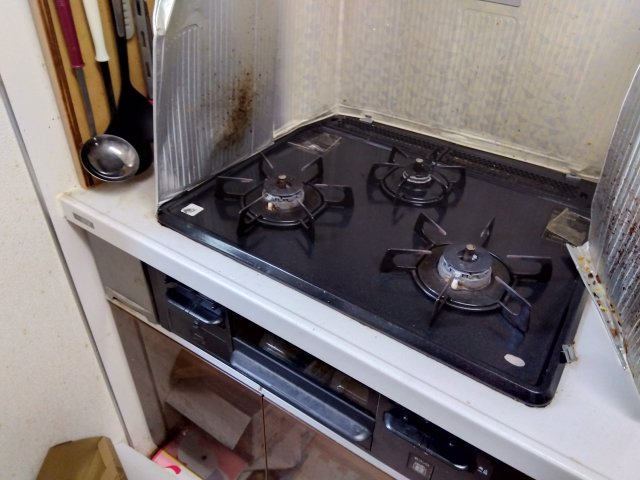 3口コンロなのでお料理が快適に出来そうですね。調理スペースが広いのでお料理もはかどります。