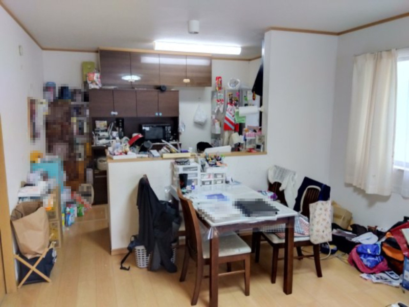 大きい窓があるので明るい空間でのびのびと生活できます。リビングダイニングが一続きで家族の会話も弾みますね。