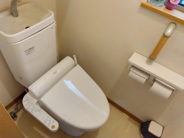 トイレには窓があり明るい室内です。コンパクトな設計で空間を広く感じさせるデザインになっています。