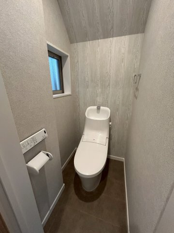 やさしい光に包まれる、生活感のあるトイレ空間。