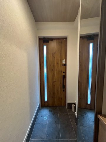 大きめ全身鏡付きシューズBOX付きです。