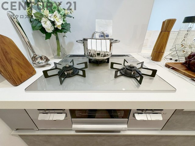 多数の調理器具を同時に使用でき、料理の効率化が可能。省エネで節約になり、様々な料理スタイルに適応できます。また、火力調整が独立しており、手入れや掃除もしやすく、今よりもっとお料理が楽しくなるかも。　