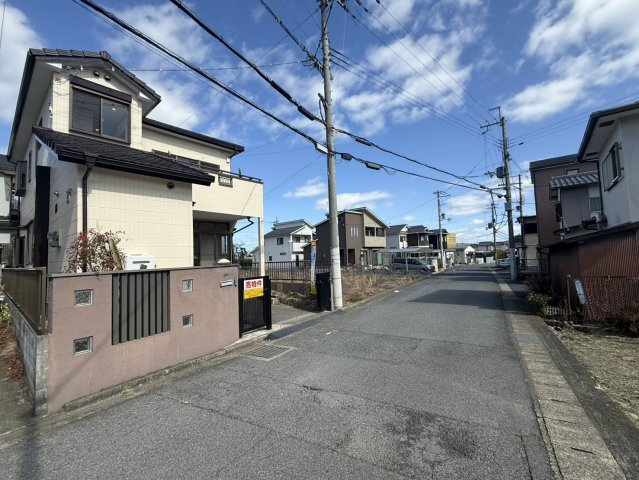 幅員約6ｍの前道で車庫入れも安心。物件東側は現況田んぼのため、開放感があり明るく風通しの良い立地です。