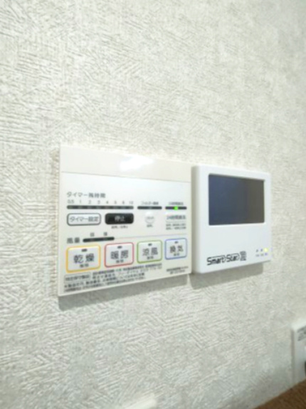 【浴室乾燥機】　衣類乾燥や換気に活躍する浴室乾燥機付きです。