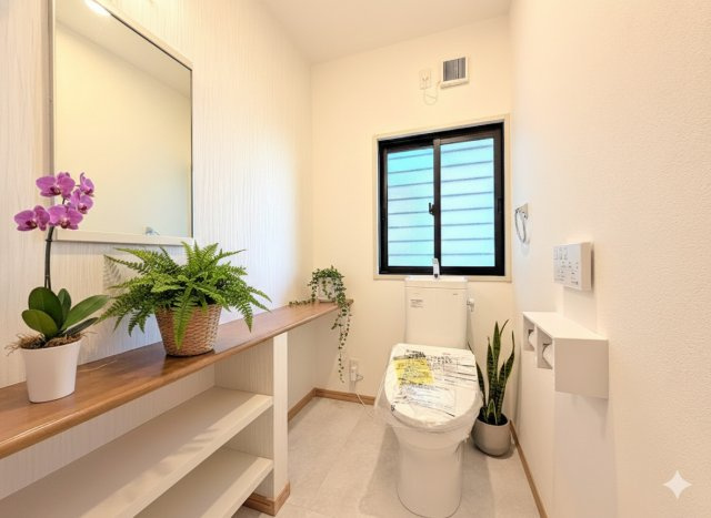 ◆清潔感のある白を基調とした落ち着ける空間。小窓をもうけていますので、こもりやすい空気の入れ替えも簡単に行えますね！(家具はイメージです)