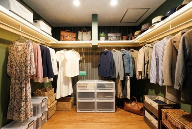 棚を配置できるよう広めに設計しており、洋服に限らず様々なものを収納可能。※画像はイメージです。