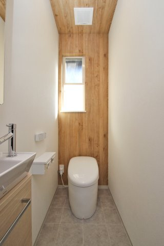 石目柄のフロアに木目調クロスでコーディネートしたぬくもりある優しいトイレ空間。【プラン例】建物価格2040万円、建物面積98.55？