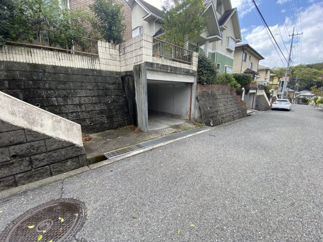 前面道路は北側の幅員約5.8mの道路があります。お車で出入りするのに十分な広さがあり、運転が苦手な方にも安心です。弊社ではリフォームも承っております！ぜひご相談ください。