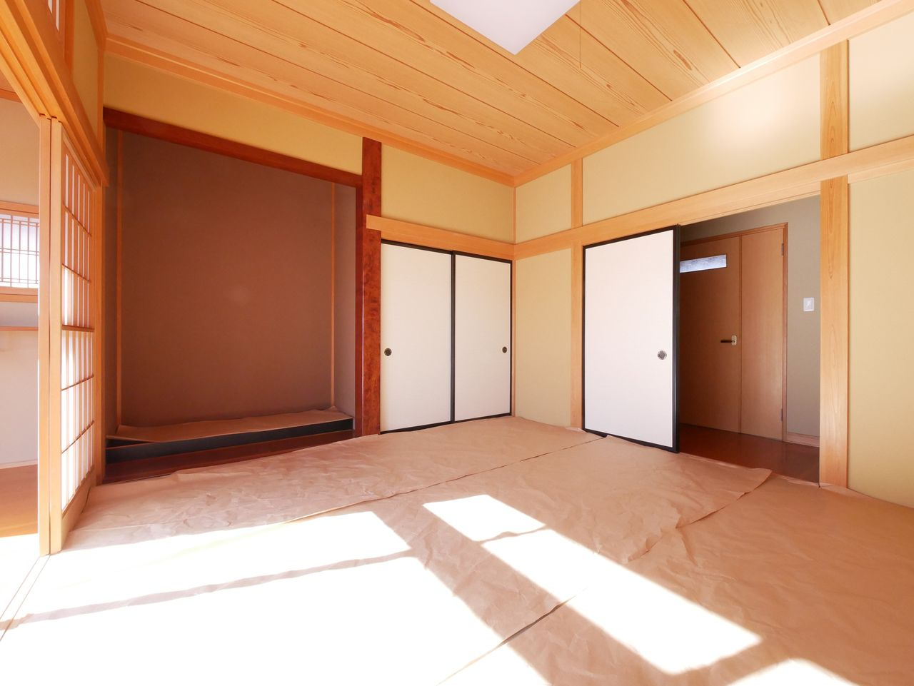 1階和室7.5帖　廊下と広縁に囲まれたお部屋です。